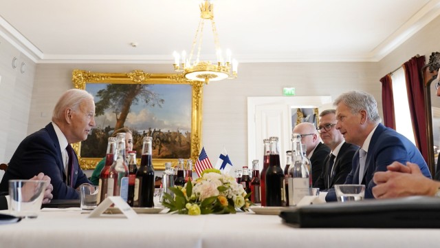 Nach dem Nato-Gipfel: US-Präsident Joe Biden (links) mit dem finnischen Präsidenten Sauli Niinistö.