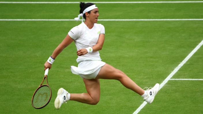 Wimbledon: Voller Energie: Ons Jabeur kämpft Aryna Sabalenka nieder.