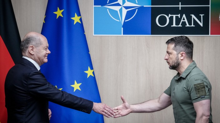 Nato: Jetzt noch nicht - aber bald: Bundeskanzler Olaf Scholz (SPD) und Wolodimir Selenskij, Präsident der Ukraine, auf dem Nato-Gipfel in Vilnius.