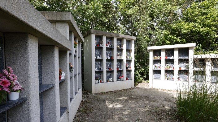 Neue Gebührensatzung für den Friedhof: Ganz neu berechnet hat die Gemeinde Eching die Friedhofsgebühren. Urnenstelen, hier am Friedhof an der Heidestraße, werden günstiger, Urnen-Erdgräber dagegen teurer.