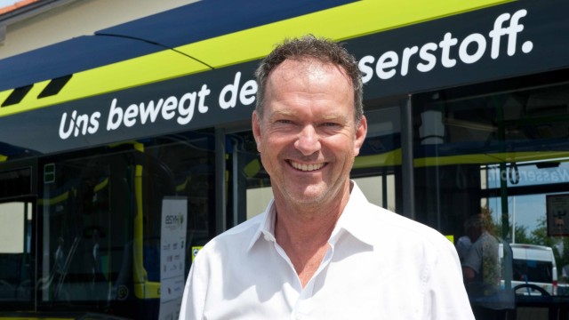 CO2-Freier Nahverkehr: Josef Ettenhuber, Geschäftsführer des gleichnamigen Busunternehmens in Glonn, lobt Reichweite und Kapazität der Busse.