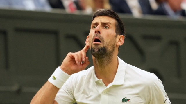 Männerturnier von Wimbledon: Buhu! Novak Djokovic hat bessere Laune, als es das Foto vermuten lässt. Er antwortet auf provozierendes Buhen mancher Zuschauer, die den Serben zu dominant fanden.