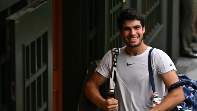 Männerturnier von Wimbledon: Da hat aber jemand Spaß: Carlos Alcaraz verlässt den Centre Court von Wimbledon - am Sonntag wird er zum Traumfinale zurückerwartet.