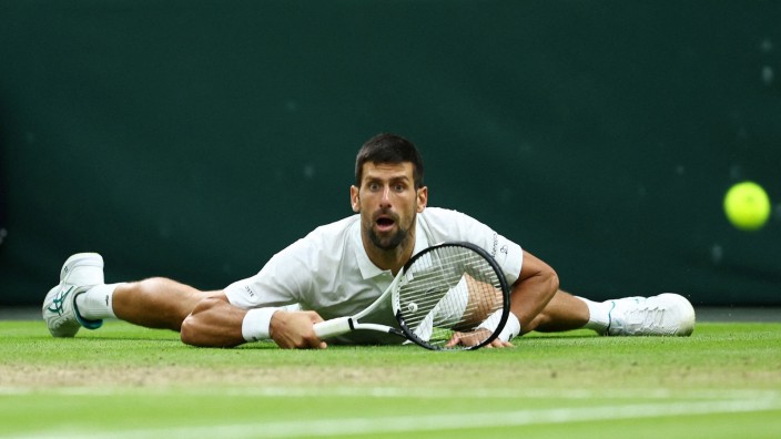 Männerturnier von Wimbledon: Er strauchelt und, ja: Novak Djokovic stürzt - aber das hindert ihn nicht daran, erneut das Wimbledon-Finale zu erreichen.