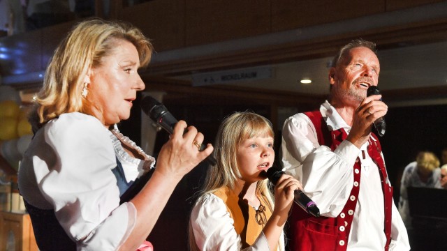 Starnberger See: Volksmusik vom Allerfeinsten: (v. li.) Angela Wiedl, ihre Tochter Gina und Uwe Erhard.