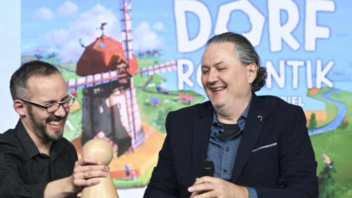 Freizeit: Die beiden Spieleentwickler Lukas Zach (links) und Michael Palm am Sonntagabend bei der Auszeichnung ihres Spiels "Dorfromantik".