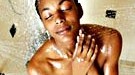 Dermatologen warnen: Auch wenn Duschen sehr entspannend ist - zuviel Wasser und Seife tut der Haut nicht gut.