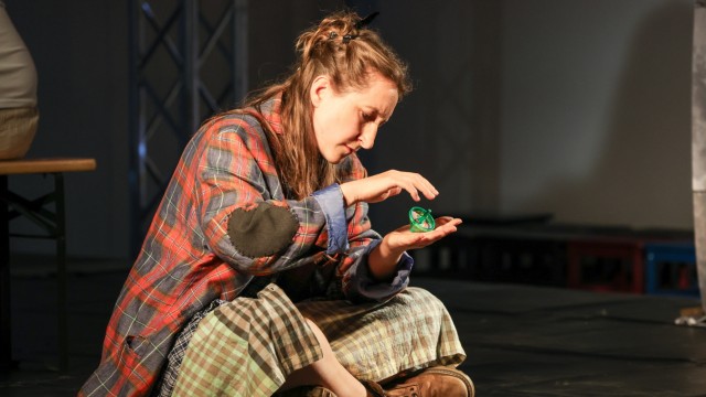 Theatersommer Bergkirchen: Sarah Giebel spielt das Mädchen Momo mit hinreißender Unbekümmertheit.