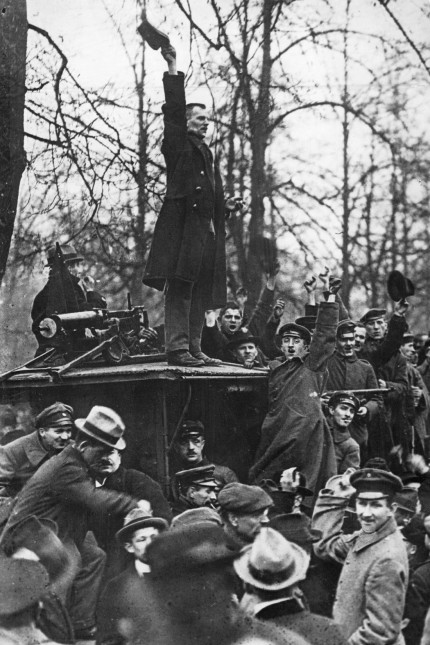 Regina Scheer: "Bittere Brunnen": Dass die Bewegung trotz Rosa Luxemburg und Clara Zetkin streng patriarchalisch strukturiert ist, entgeht Hertha Gordon-Walcher nicht: Ein Obmann spricht während der Novemberrevolution 1918/1919 vom Dach eines Wagens zu Revolutionären.