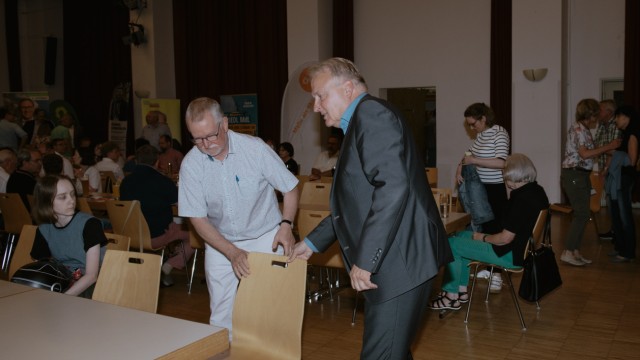 Landtagswahl: Um die vielen Zuhörer in der Friesenhalle unterzubringen, stellen Grünen-Sprecher Hans Sautmann (links) und Bürgermeister Peter Münster (FDP) Stühle und Tische auf.