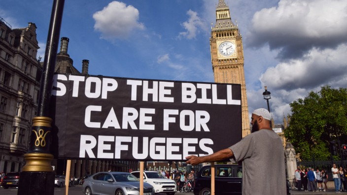 Großbritannien: In London wird gegen die geplante Verschärfung des britischen Asylrechts demonstriert.