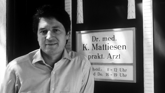 Schauspieler: Christian Quadflieg als Dr. med. Karsten Mattiesen - aufgenommen 1986 bei Dreharbeiten zur TV-Serie "Der Landarzt".
