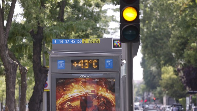 Extreme Temperaturen: In der spanischen Hauptstadt Madrid zeigt ein Thermometer am Dienstag eine Temperatur von 43 Grad Celsius an.
