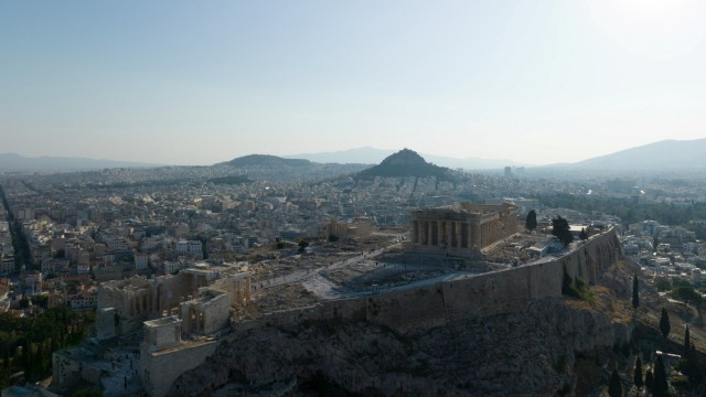 Extreme Temperaturen: Sengende Hitze macht den Aufenthalt in Griechenlands Hauptstadt Athen während der Hitzewelle fast unerträglich.
