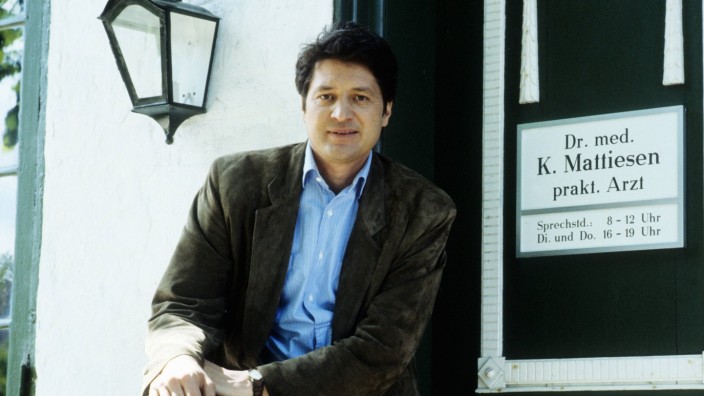 Zum Tod von Christian Quadflieg: 41 Folgen lang spielte Christian Quadflieg die Titelrolle in der ZDF-Serie "Der Landarzt". Das Bild zeigt ihn als Dr. Karsten Mattiesen im Jahr 1986.