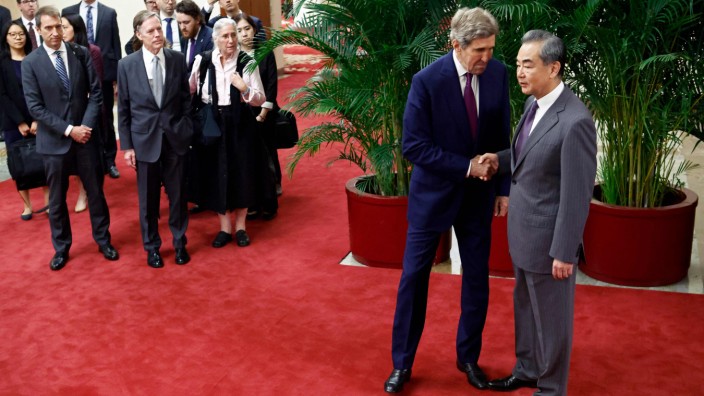 Klimapolitik: Freundlichkeiten und gewisse Erwartungen: John Kerry begrüßt in Peking Wang Yi, den Direktor der Zentralen Kommission für auswärtige Angelegenheiten.
