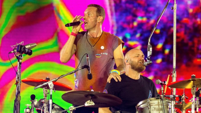 Olympiastadion: Sänger Chris Martin und Schlagzeuger Will Champion bei einem der sechs ausverkauften Konzerte im Londoner Wembley-Stadion der "Music of the Spheres"-Tour.