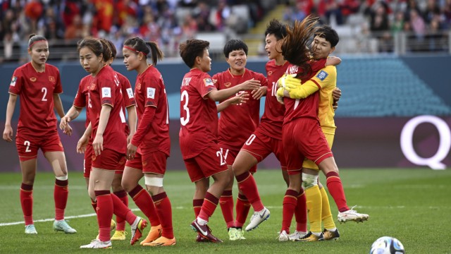 Fußball-WM: USA gewinnen gegen Vietnam: Jubel nach dem gehaltenen Elfmeter: Die Vietnamesinnen feiern ihre Torhüterin.