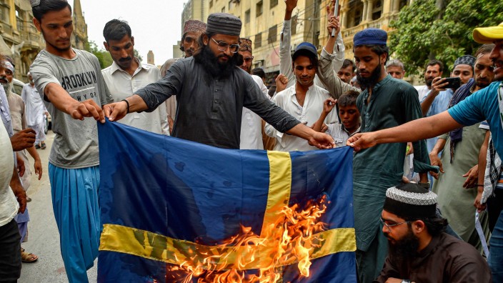 Schweden: Brennende Flagge gegen brennenden Koran: Der Stand der Debatte zwischen Karachi und Stockholm.
