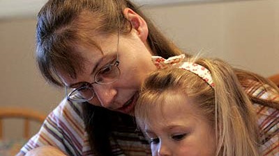US-Asyl für Schulverweigerer: Politisches Asyl in den USA: Hannelore Romeike kann ihre Tochter Damaris künftig unbehelligt zu Hause unterrichten.