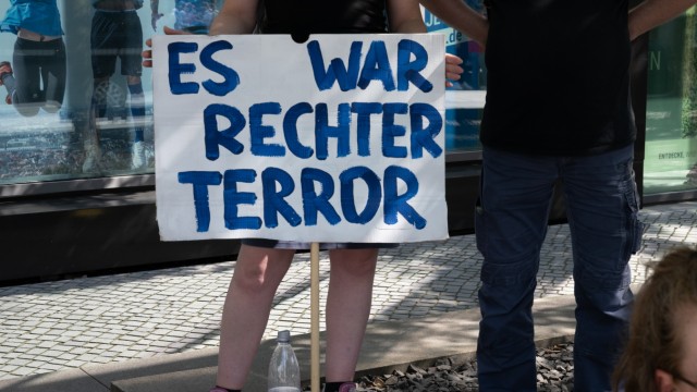 OEZ-Attentat: Immer wieder betonen es die Angehörigen: Das Attentat war rechter Terror. Die Initiative "München erinnern!" kämpft, dafür, dass genau das nicht nur in München immer wieder bewusst wird.