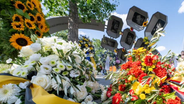 OEZ-Attentat: Blumen zum Gedenken an die jungen Opfer.
