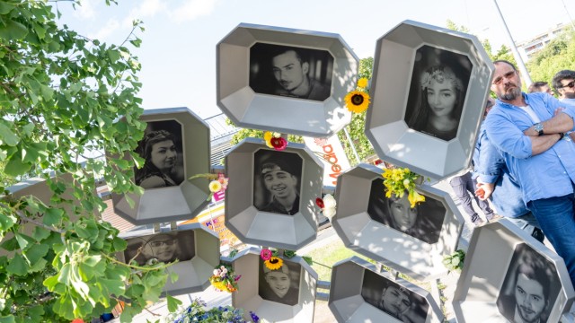 OEZ-Attentat: An der Gedenkstätte legen Besucher auch an anderen Tagen im Jahr Blumen für die Ermordeten nieder.
