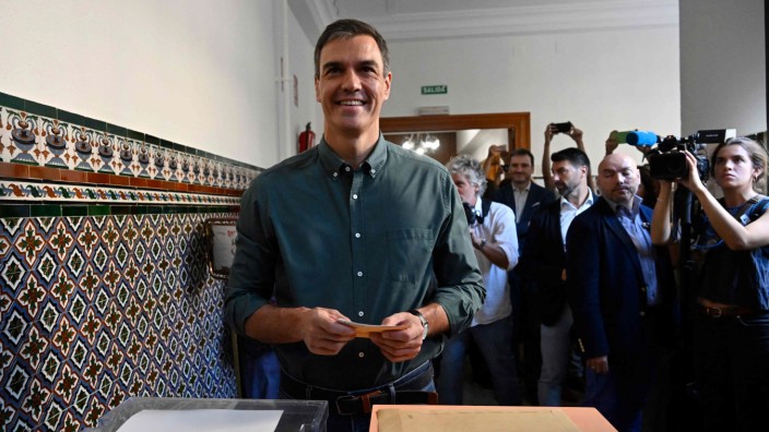 Wahl in Spanien: Er gibt sich siegesgewiss: Spaniens Premier Pedro Sánchez bei der Stimmabgabe.