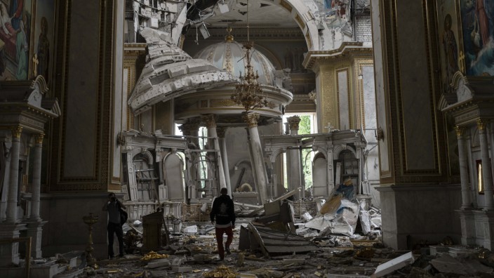 Ukrainische Stadt Odessa: Kirchenmitarbeiter inspizieren die Schäden in der Verklärungskathedrale in Odessa.