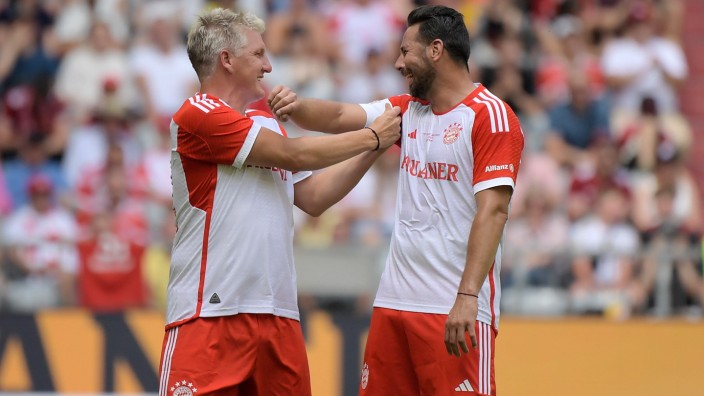 Legendenspiel in München: Bastian Schweinsteiger und Claudio Pizarro beim Legendenspiel am Sonntag.