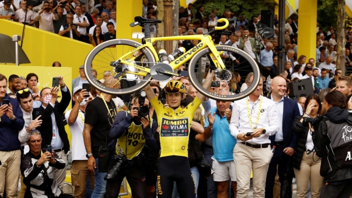 Doping im Radsport: Jonas Vingegaard jubelt auf den Champs-Élysées.