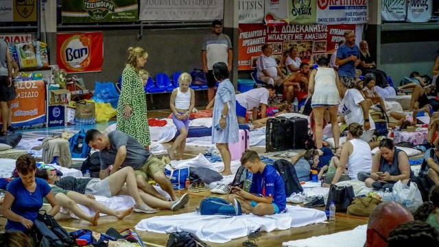 Sur de Europa: Campamentos de emergencia Muchos turistas y lugareños pasaron la noche del lunes en gimnasios.