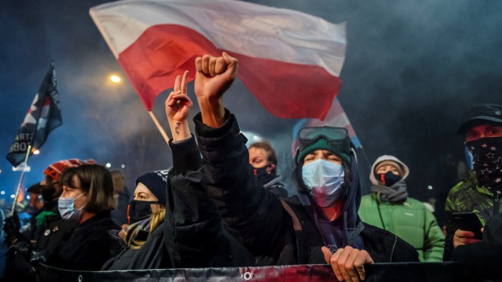 Polizeigewalt: Polens Abtreibungsgesetz treibt immer wieder Menschen auf die Straße. Auch für diesen Dienstag haben Frauenrechtlerinnen zu Demos aufgerufen.