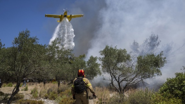 Waldbrände: Ein Flugzeug wirft Wasser über einem Waldbrand auf der Insel Rhodos ab.