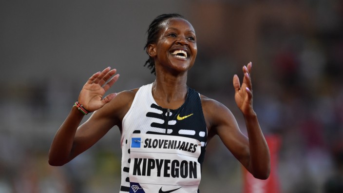Leichtathletin Faith Kipyegon: Weltrekord verbessern, unglaubliche fünf Sekunden schneller laufen als die bisherige Marke - und so strahlen? Faith Kipyegon schafft es offenbar.