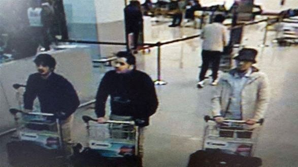 Terrorprozess: Die Aufnahme einer Sicherheitskamera am Brüsseler Flughafen vom Morgen des 22. März 2016 zeigt (v.l.n.r.) Najim Laachraoui, Ibrahim El Bakraoui und Mohamed Abrini. Letzterer ist noch am Leben und gehört zu den Angeklagten.