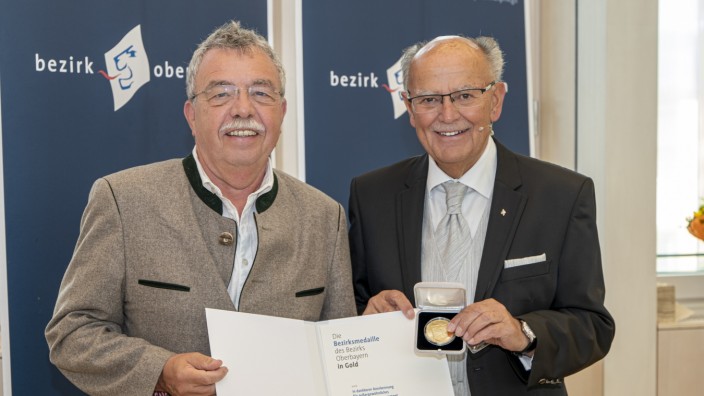 Ehrenamtliches Engagement: Bezirkstagspräsident Josef Mederer (rechts) ehrt Klaus Schultz mit der Bezirksmedaille.