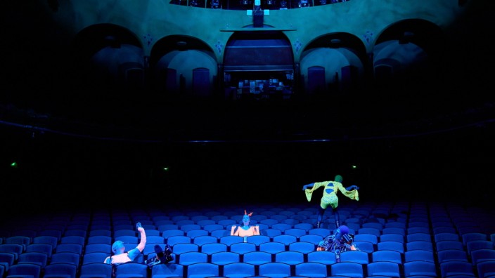 Münchner Kammerspiele: In "An Imperfect Utopia" ist die Situation einmal umgedreht, das Publikum sitzt auf der Bühne und blickt auf das Spiel im Zuschauerraum. Kurz zumindest.