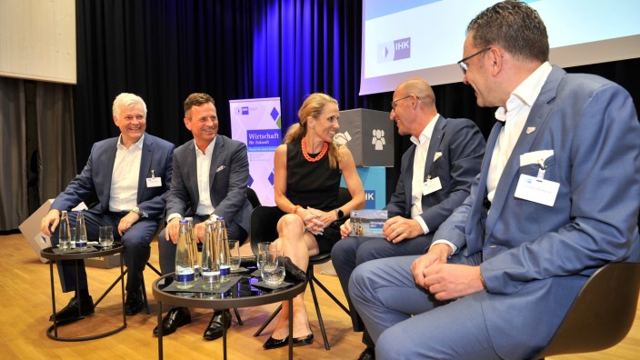 Wirtschaft: Michael Padberg, Manfred Gößl, Katja Lindo, Thomas Vogl und Christoph Winkelkötter (von links) wollen Unternehmer motivieren, die Krise zu nutzen.