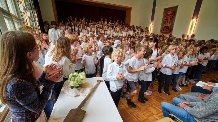 Spatenstich in Baiern: Ein Lied zum Baubeginn: Alle Schülerinnen und Schüler haben am Mittwoch den Spatenstich für den Anbau gefeiert.