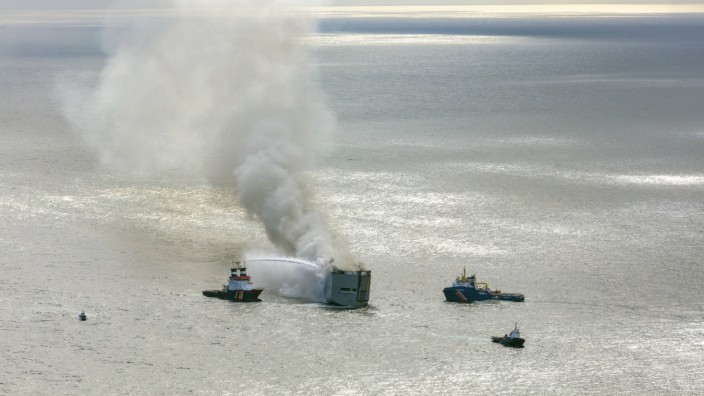 Niederlande: Rauch an der Oberfläche, ein Flammeninferno im Inneren: Das Löschen des Frachters "Fremantle Highway" ist für die Rettungskräfte äußerst schwierig.