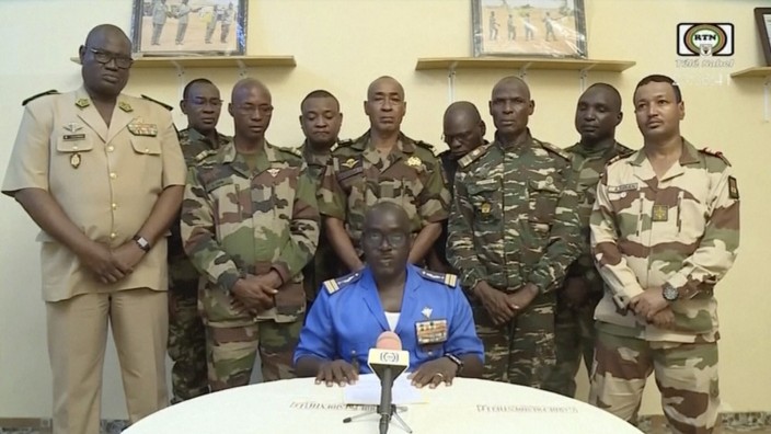 Putsch in Niger: Oberstmajor Amadou Abdramane (M.) und eine Delegation von Militäroffizieren kündigen am Mittwoch im nigrischen Staatsfernsehen per Video ihren Staatsstreich an.