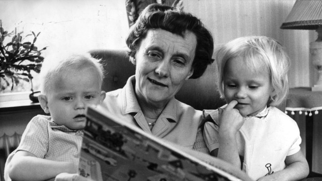 Leute: Annika Lindgren (rechts) mit ihrer Großmutter Astrid und ihrem Bruder Anders im Jahr 1966.