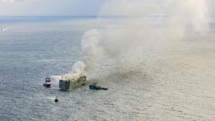 Unglück in der Nordsee: Boote versuchen den Brand auf der "Fremantle Highway" zu löschen.