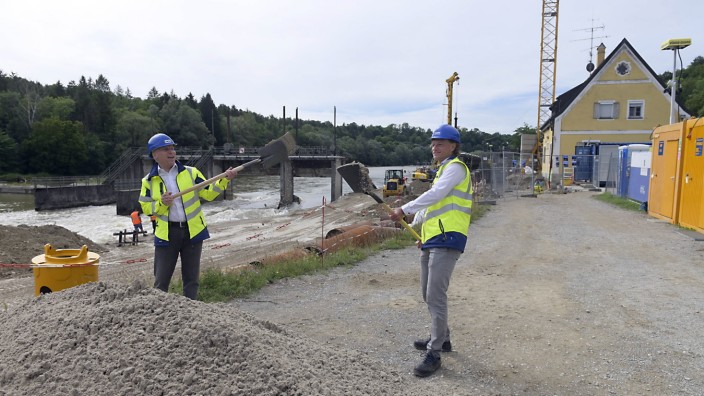 Isar: Stadtwerke-Geschäftsführer Helge-Uve Braun und Christoph Rapp, Leiter des Bereichs Wasserkraft, beim Spatenstich. Die Arbeiten laufen aber schon seit Mai.