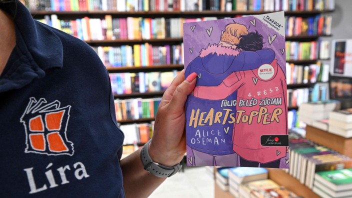 Zensur in Ungarn: Alice Osemans Graphic Novel "Heartstopper" hat Preise gewonnen und wurde von Netflix verfilmt. In Ungarn soll möglichst niemand darin blättern.