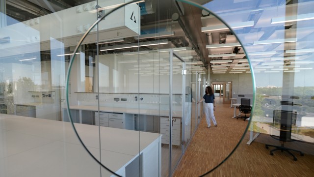Forschung in München: Die verglasten Labore befinden sich in der Mitte des Raumes.