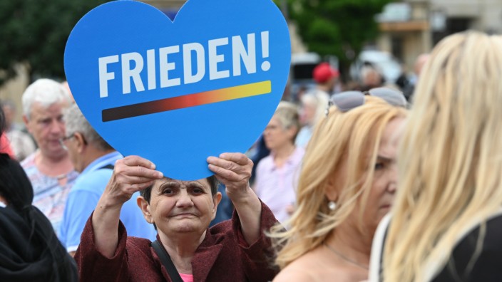 Demokratie: Ein Wunsch oder eine Chiffre? Szene von einer AfD-Kundgebung Anfang Juli in Magdeburg.