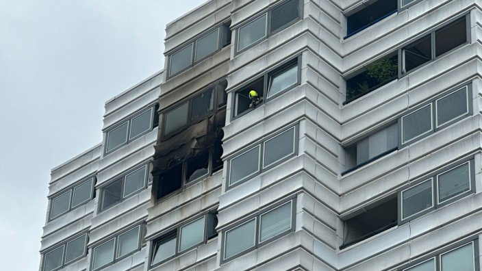Berlin: Spuren des Brandes: Das Feuer war im zehnten Stock eines zwölfgeschossigen Hochhauses ausgebrochen.