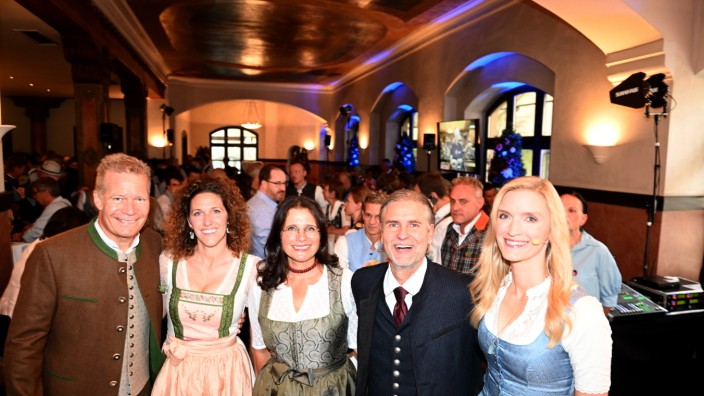 Jubiläum: Andreas Steinfatt mit seiner Frau Elisabeth, das Wirtepaar Bettina und Florian Oberndorfer und Kabarettistin Amelie Diana.